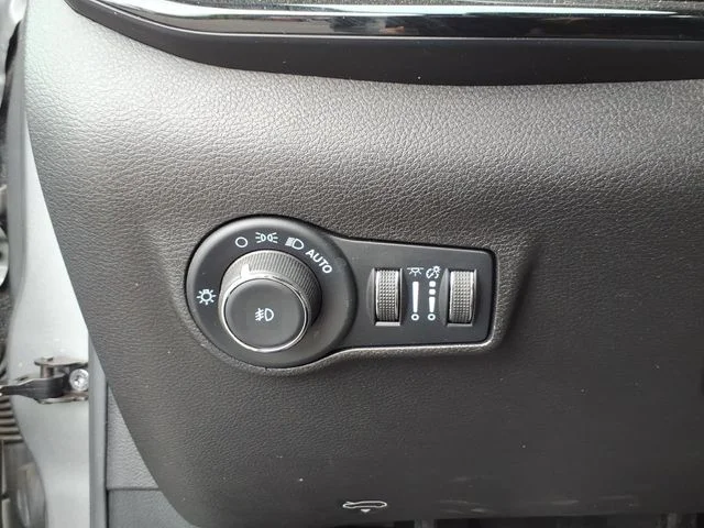 Used 2022 Silver Jeep Latitude image 22