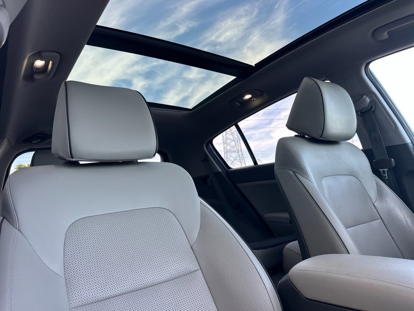 Used 2017 Pacific Blue Kia SX image 16