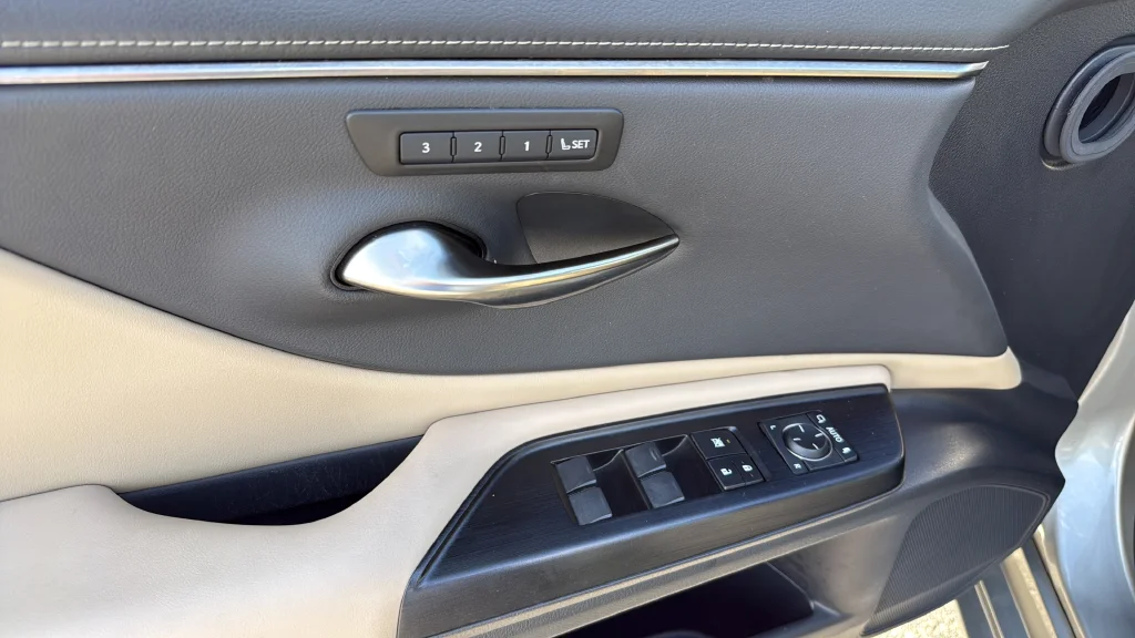 Used 2020 Silver Lexus 300h image 11