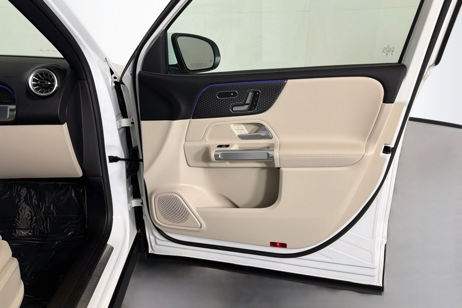 Used 2025 Polar White Mercedes-Benz GLB 250 image 24