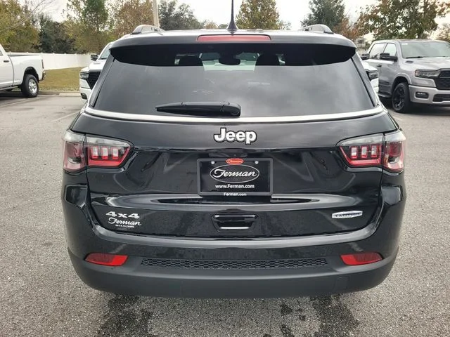 New 2026 Diamond Black Crystal Pearl-Coat Exterior Paint Jeep Latitude image 12