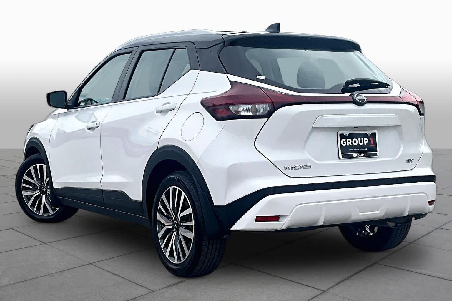 Certified Used 2022 Aspen White Tricoat/Super Black Nissan SV image 12