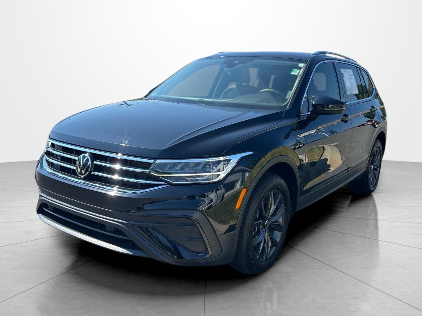 Used 2023  VOLKSWAGEN SE image 1