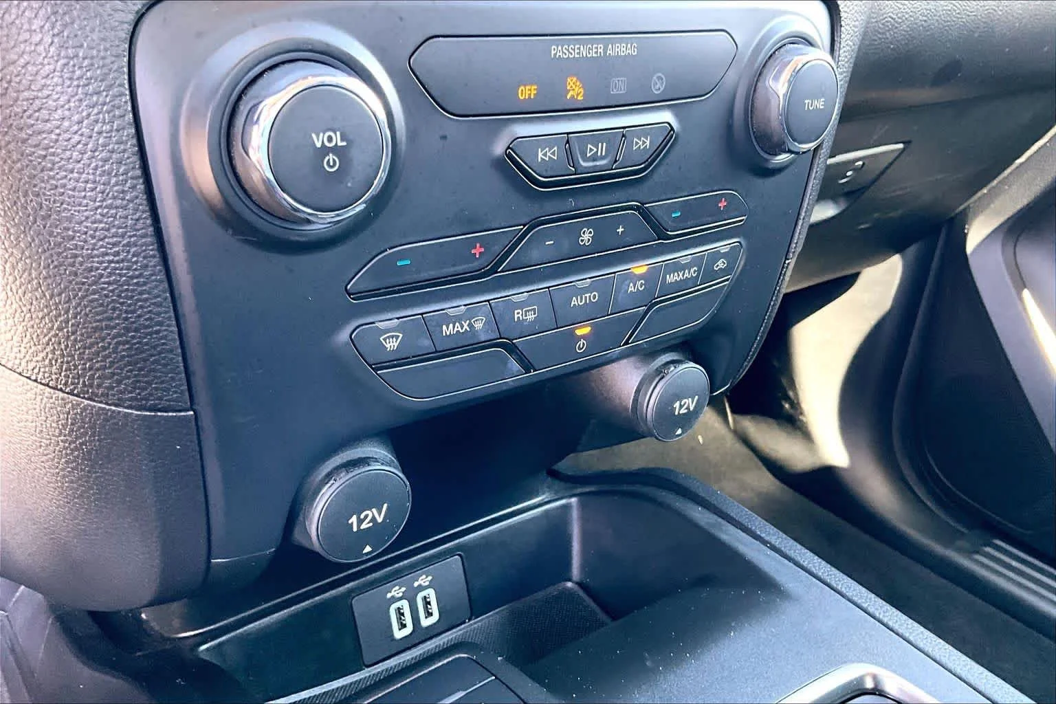 Used 2023 Oxford White Ford XLT image 33