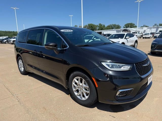 2023 Chrysler Pacifica Touring L's photo