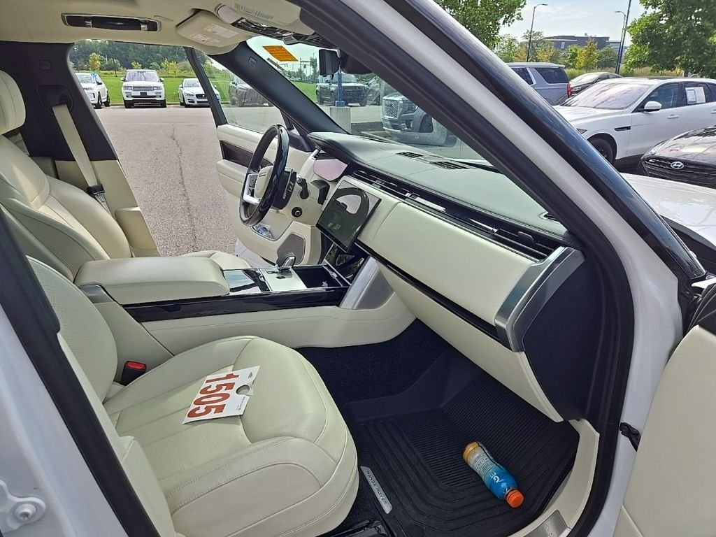Used 2024 Icy White SV Bespoke Special Effect Gloss Land Rover Autobiography image 21