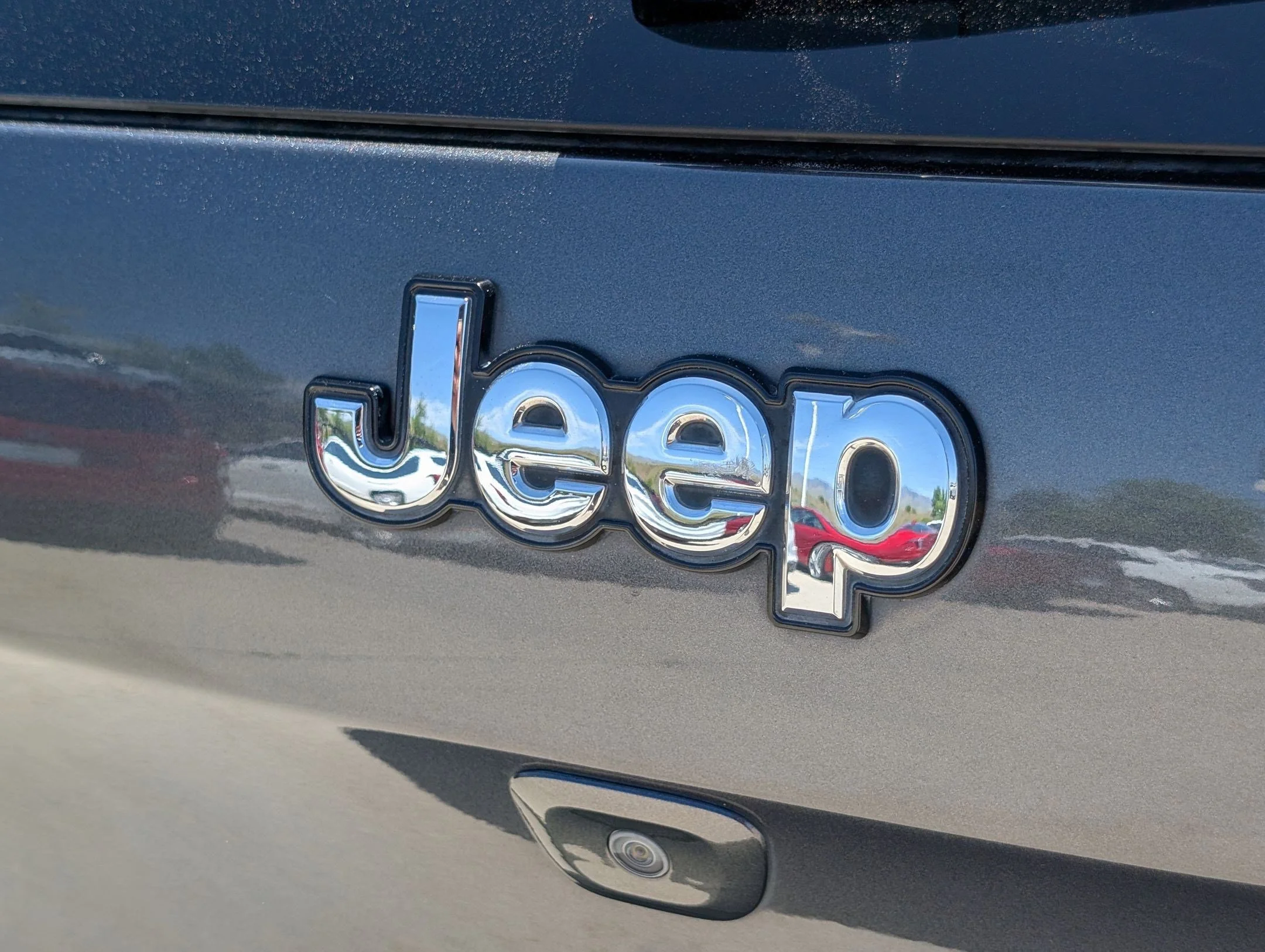 Used 2017 Granite Crystal Metallic Clearcoat Jeep Latitude image 13