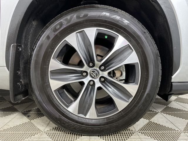 Used 2023 Silver Toyota XLE image 3