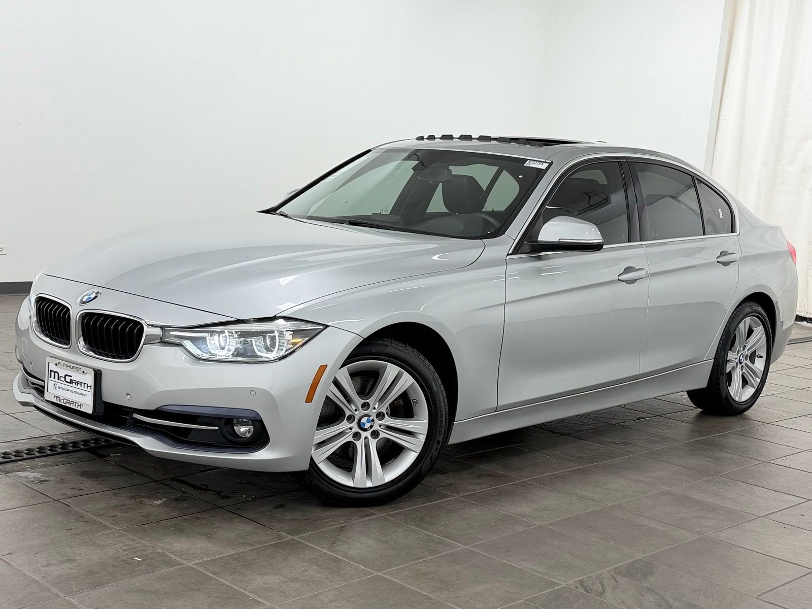 2017 BMW 3 Series 330i xDrive Sedan's photo
