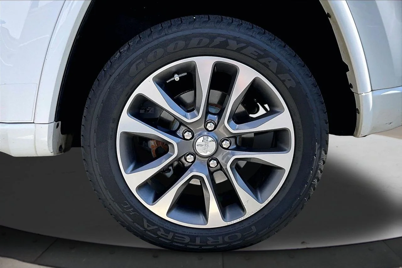 Used 2018 White Jeep Overland image 35