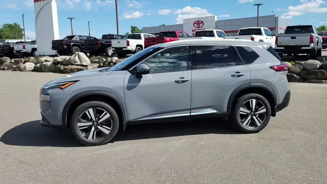 Used 2023 Boulder Gray Pearl Nissan SL image 5