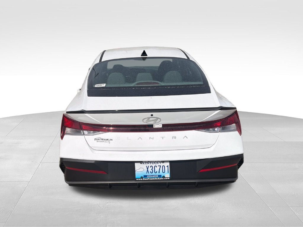 Used 2025 White Hyundai SEL Sport image 4