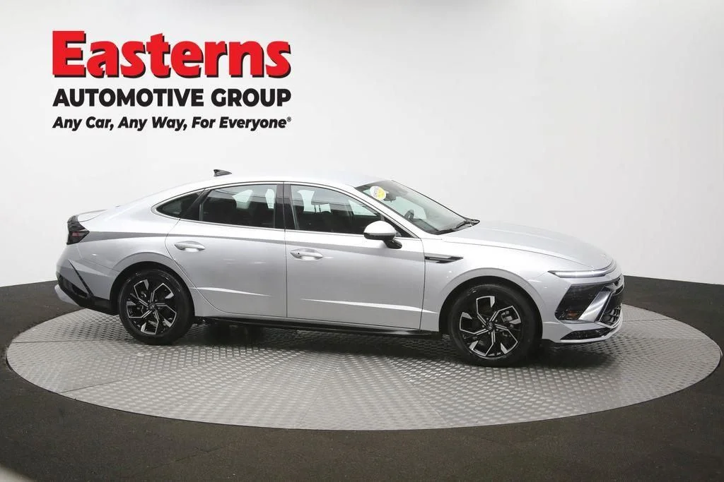 Used 2025 Silver Hyundai SEL image 49