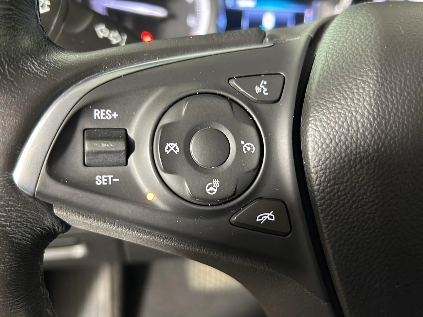 Used 2020 Espresso Buick Essence image 25