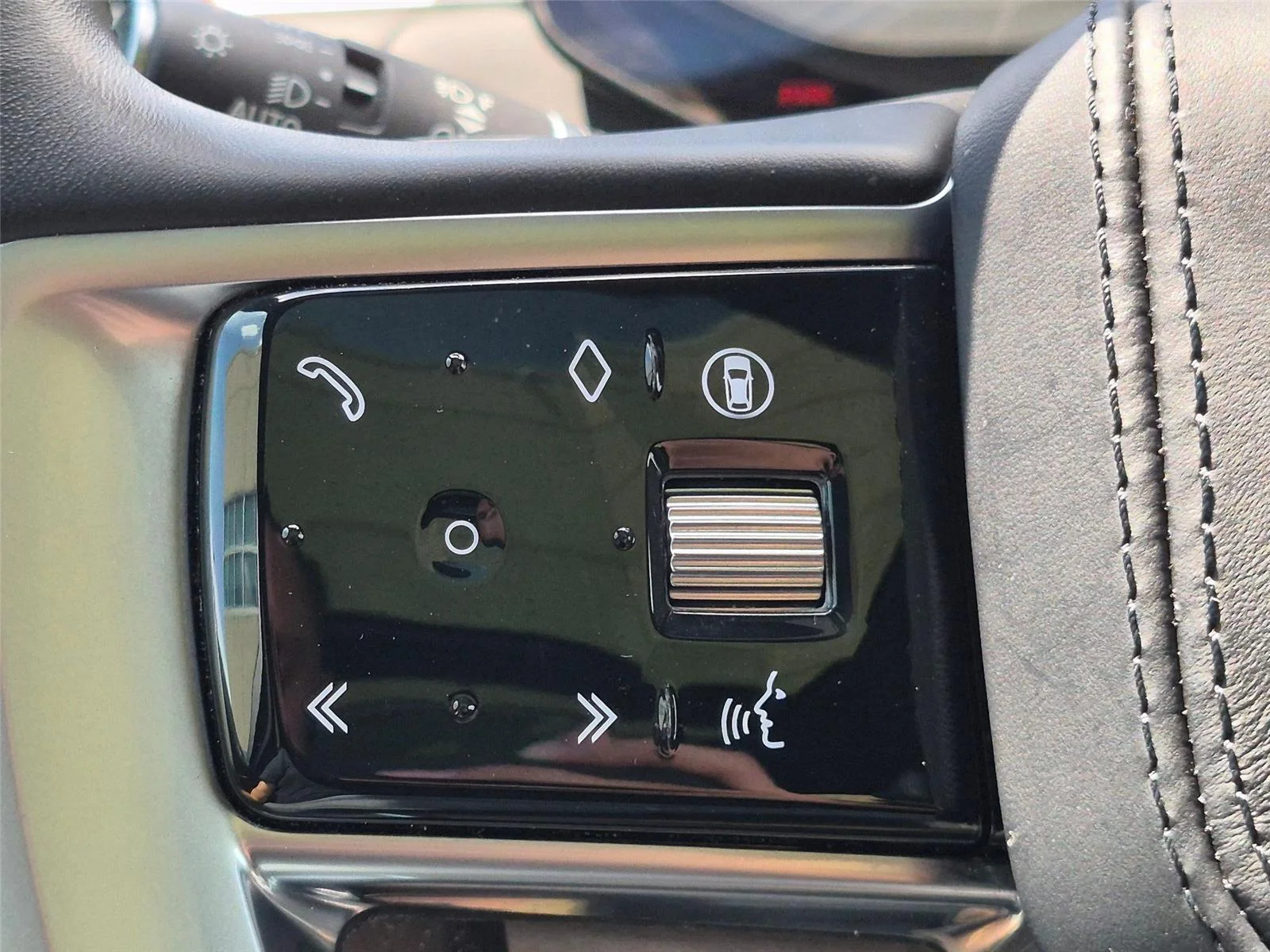Used 2025 Fuji White Land Rover SE image 17