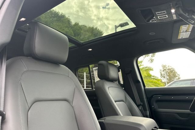 New 2026 Santorini Black Land Rover S image 15