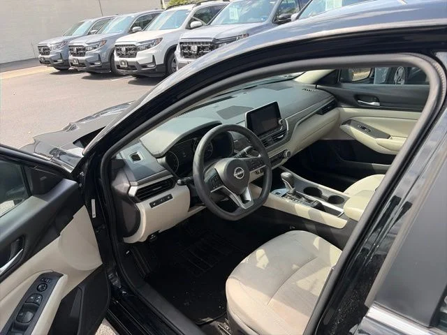 Used 2025 Super Black Clearcoat Nissan 2.5 SV image 9