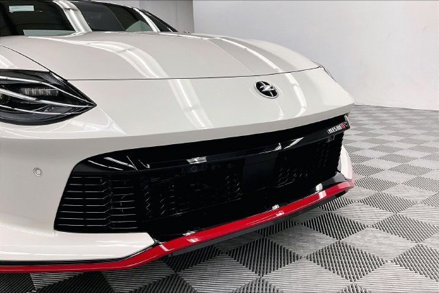 New 2027 Pearl White TriCoat/ Super Black Two Tone Nissan NISMO image 16
