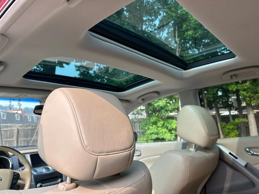 Used 2011 Red Nissan SL image 27