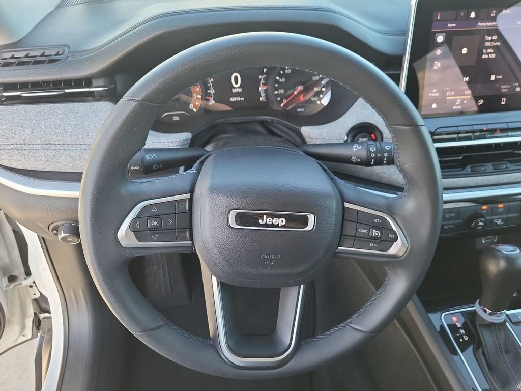 Used 2022 White Jeep Latitude FWD image 18