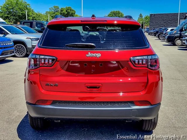 New 2026 Red Hot Pearl-Coat Exterior Paint Jeep Latitude image 5