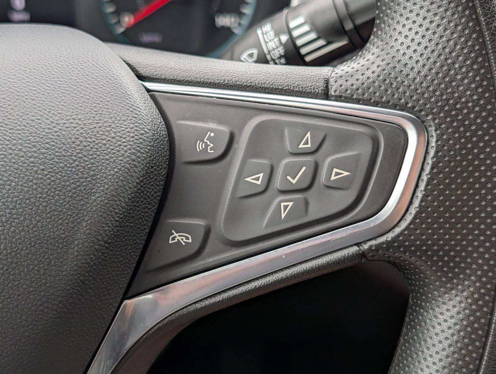 Used 2024 Summit White Chevrolet LT image 24