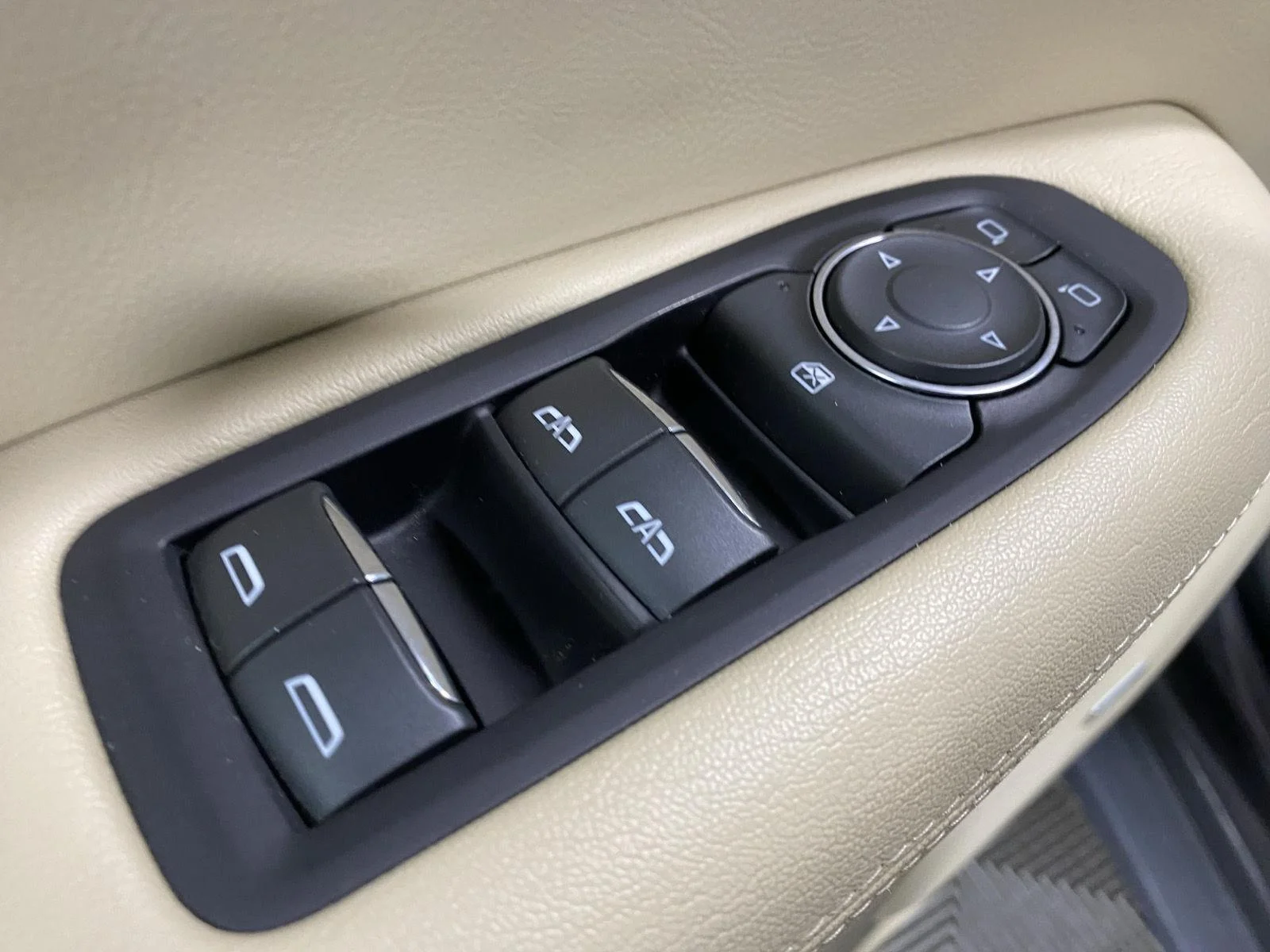 Used 2018 Dark Granite Metallic Cadillac FWD image 17