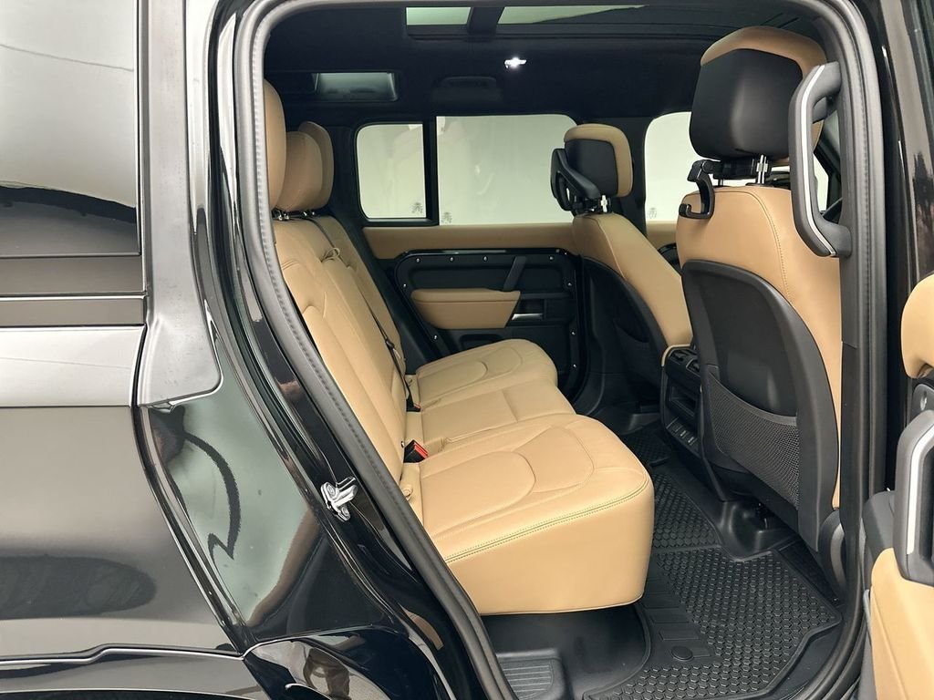 New 2026 Santorini Black Land Rover X-Dynamic SE image 7