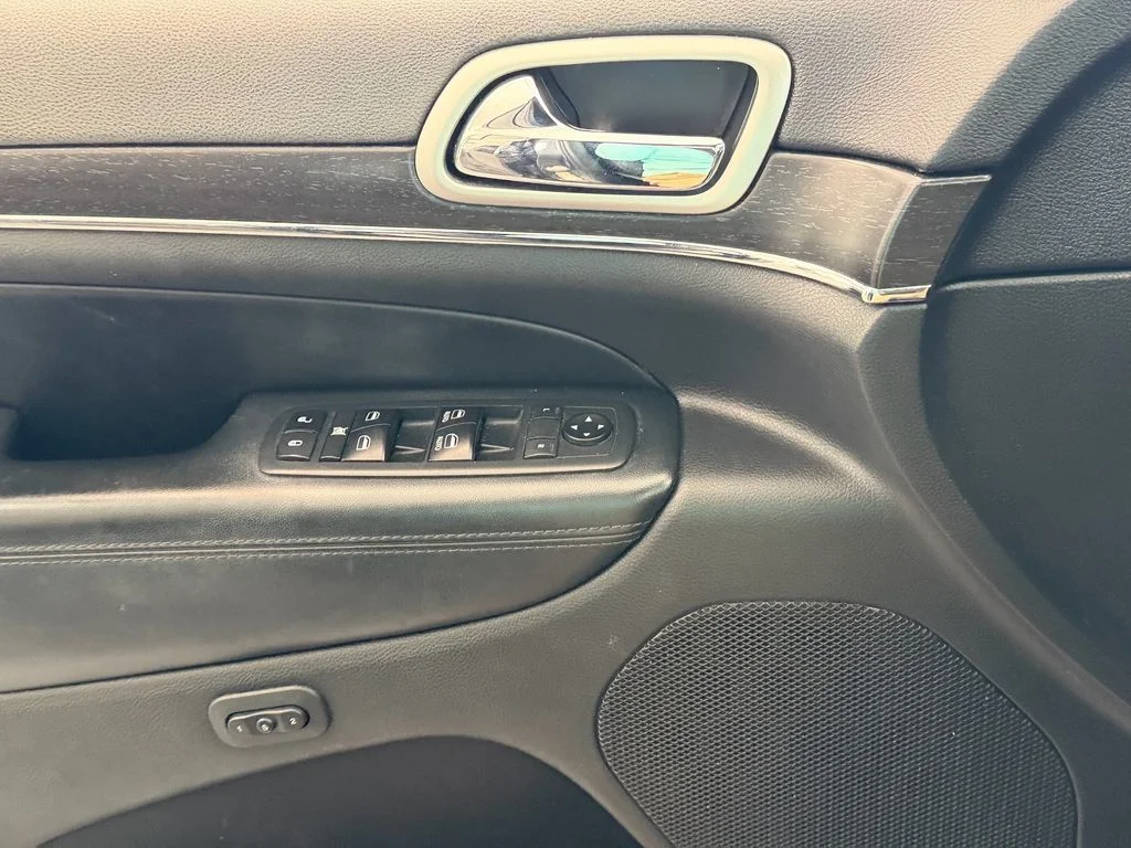 Used 2018 Gray Jeep Limited image 27