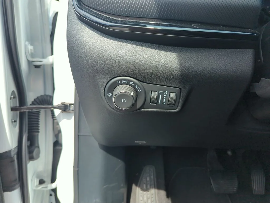 New 2026 Bright White Clear-Coat Exterior Paint Jeep Latitude image 20