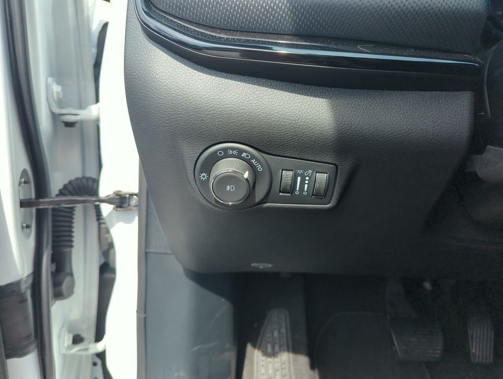 New 2026 Bright White Clear-Coat Exterior Paint Jeep Latitude image 20