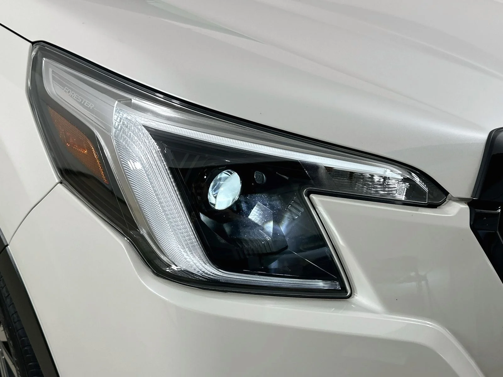 Used 2024 White Subaru  image 9
