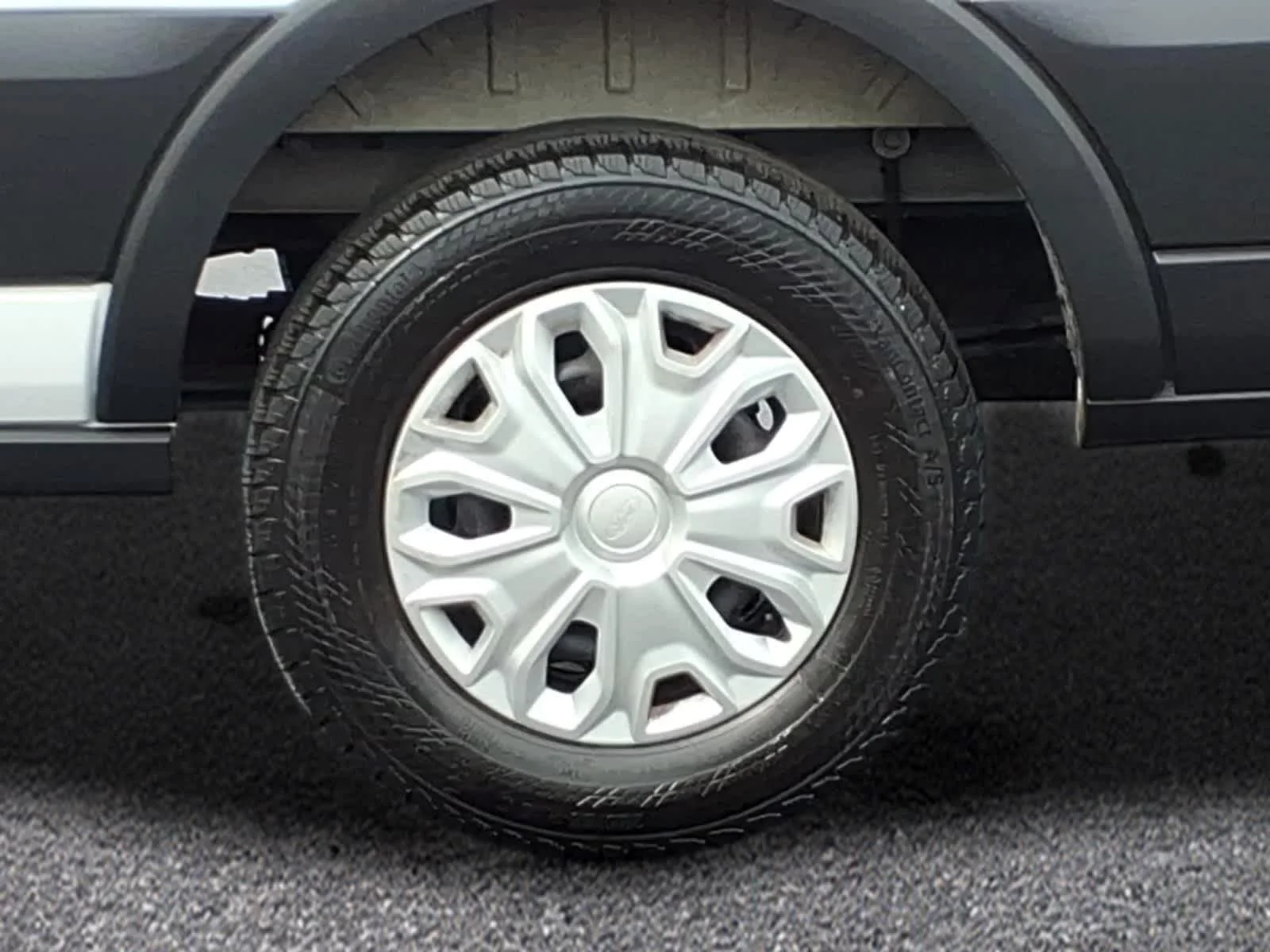 Used 2025 Oxford White Ford XLT image 3