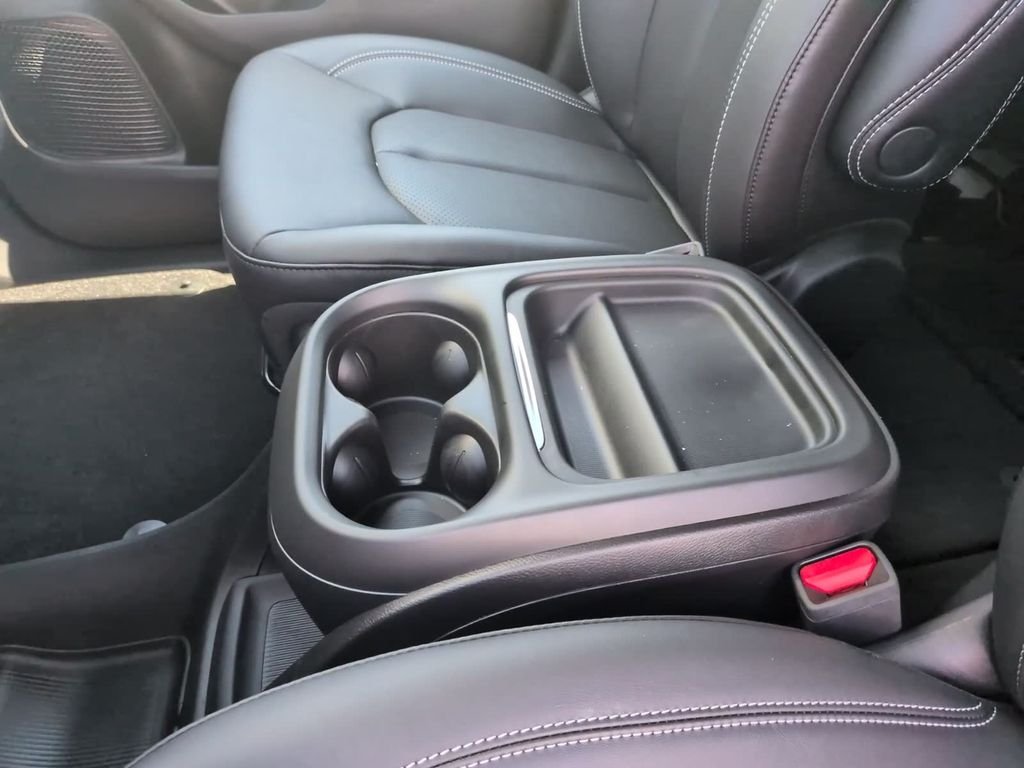 New 2027 Red Hot Pearl-Coat Exterior Paint Chrysler Select image 24