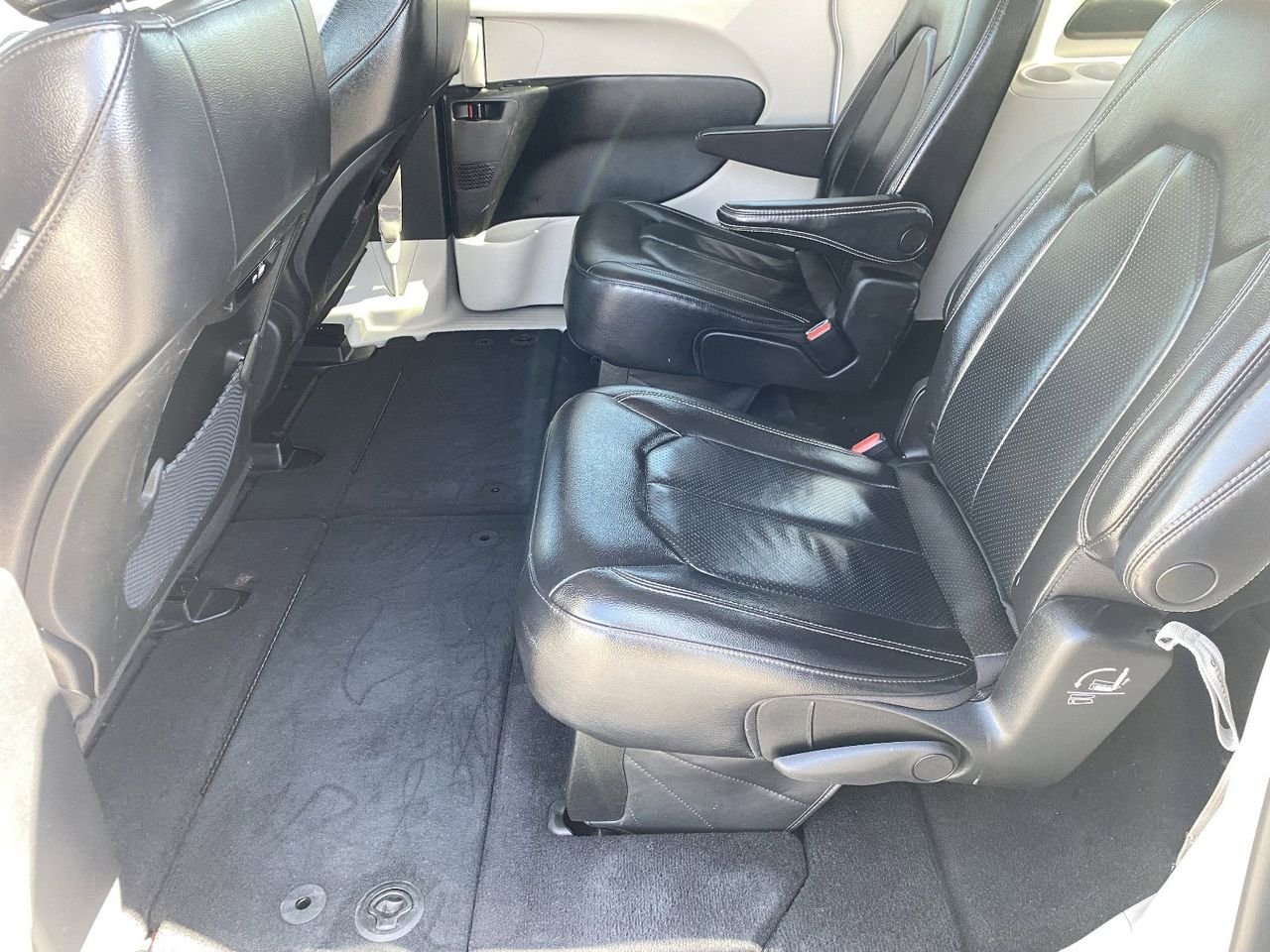 Used 2022 Bright White Chrysler Touring L image 14