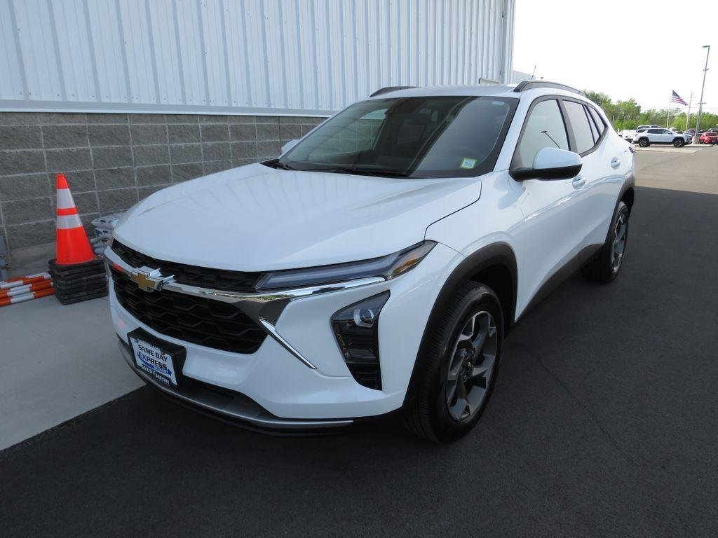 Used 2024 Summit White Chevrolet LT image 13
