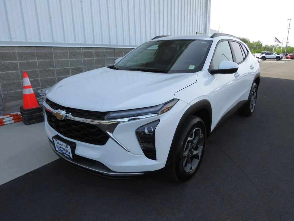 Used 2024 Summit White Chevrolet LT image 13