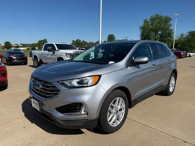 Used 2022 Black Ford SEL image 7