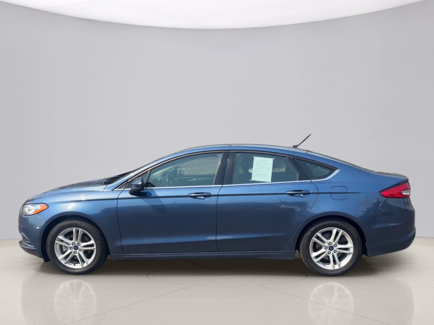Used 2018 Blue Ford SE image 2