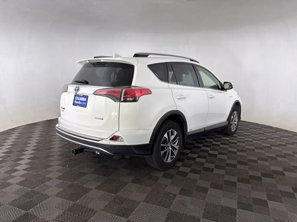 Used 2018 White Toyota LE image 7