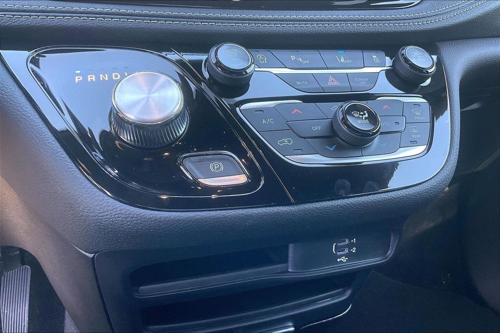 New 2026 Chrysler Pacifica Select 4D Passenger Van