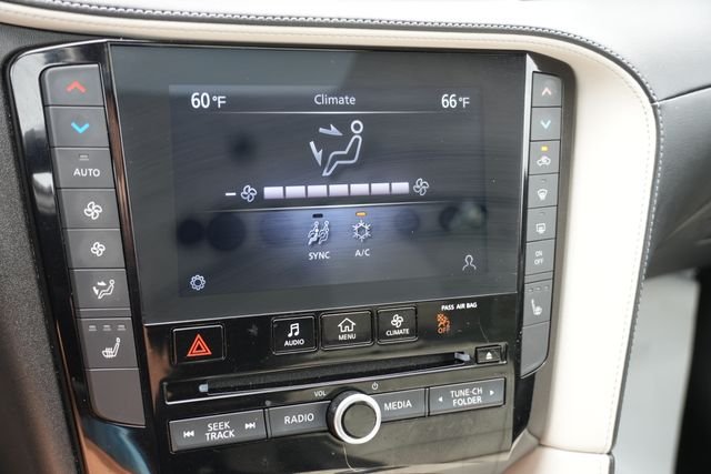 Used 2023 White INFINITI LUXE image 37