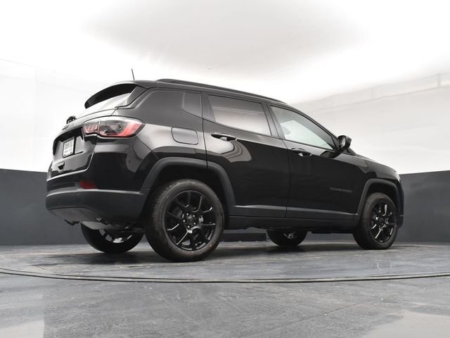 New 2026 Diamond Black Crystal Pearl-Coat Exterior Paint Jeep Latitude image 24