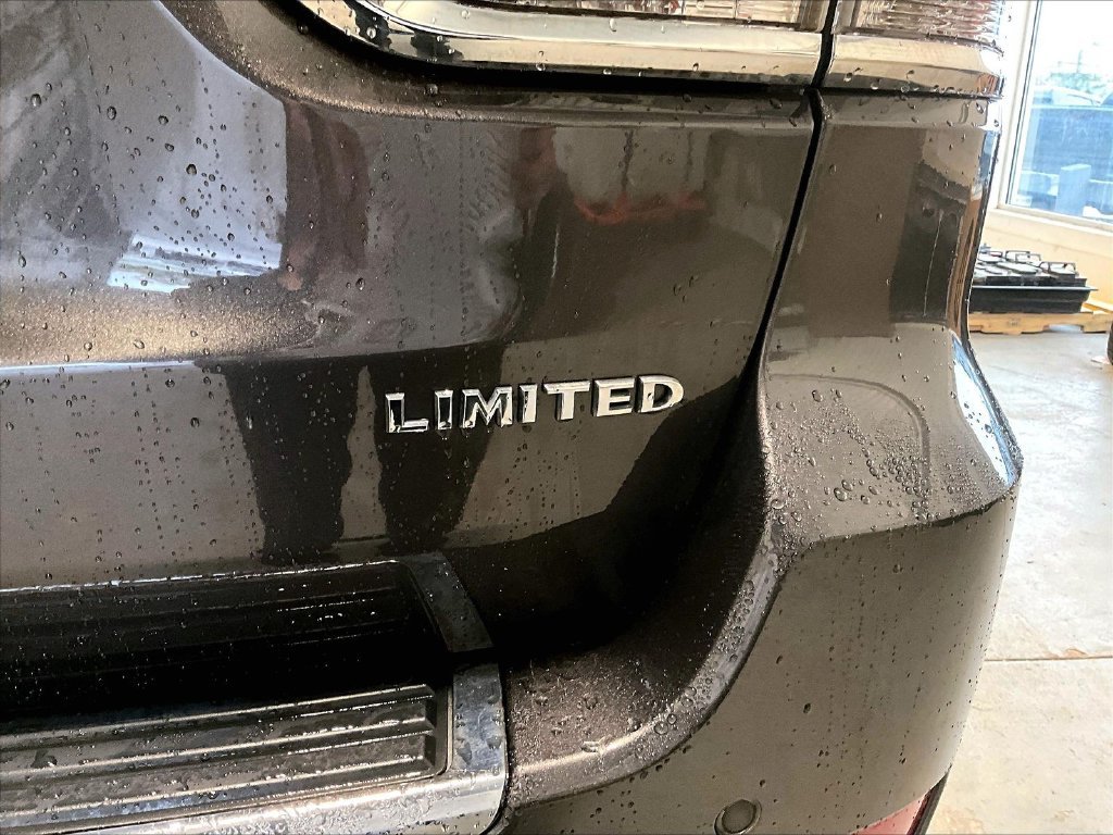 Used 2015 Granite Crystal Metallic Clearcoat Jeep Limited image 28