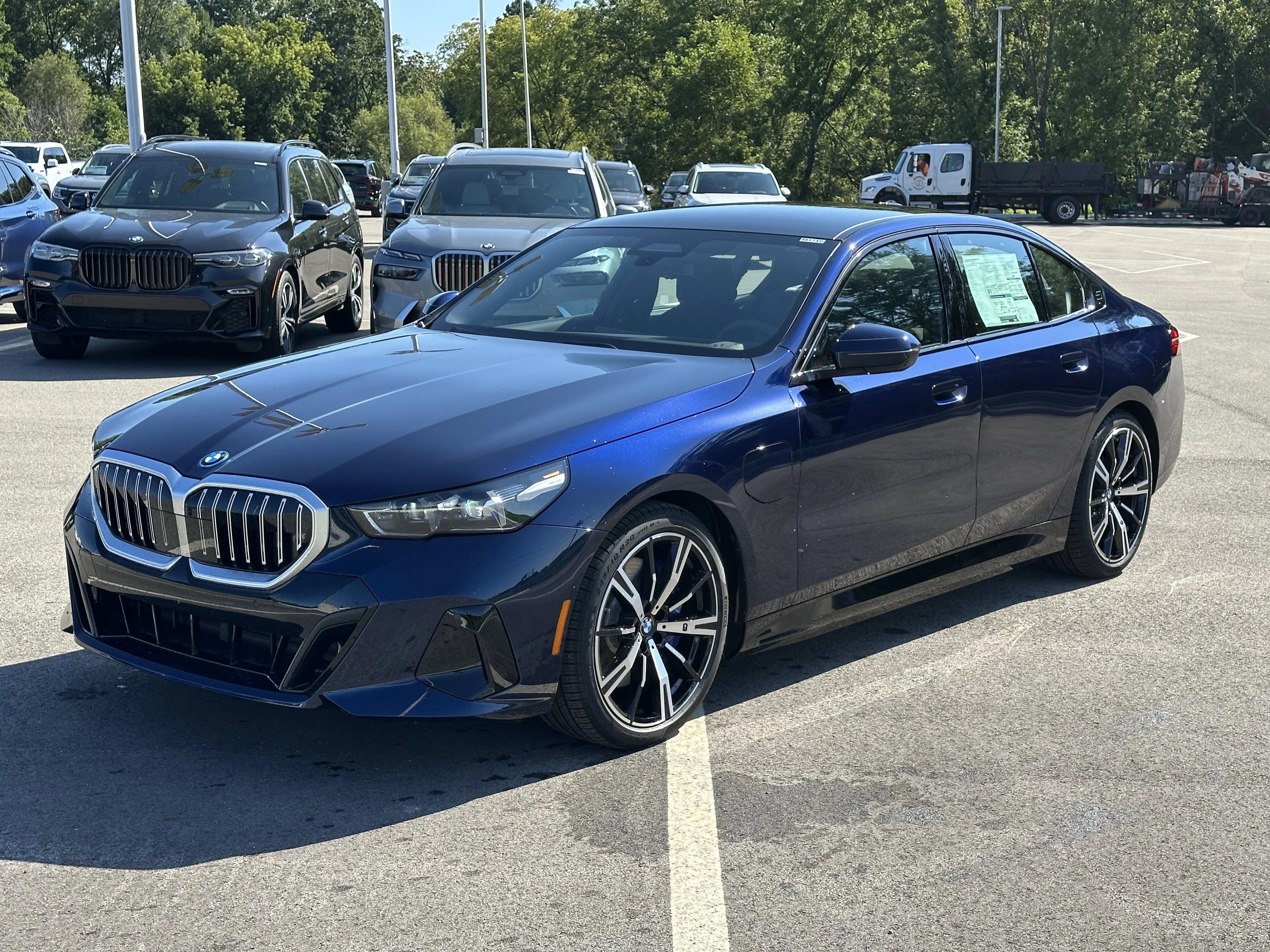 New 2026 Tanzanite Blue II Metallic BMW 550e xDrive image 3