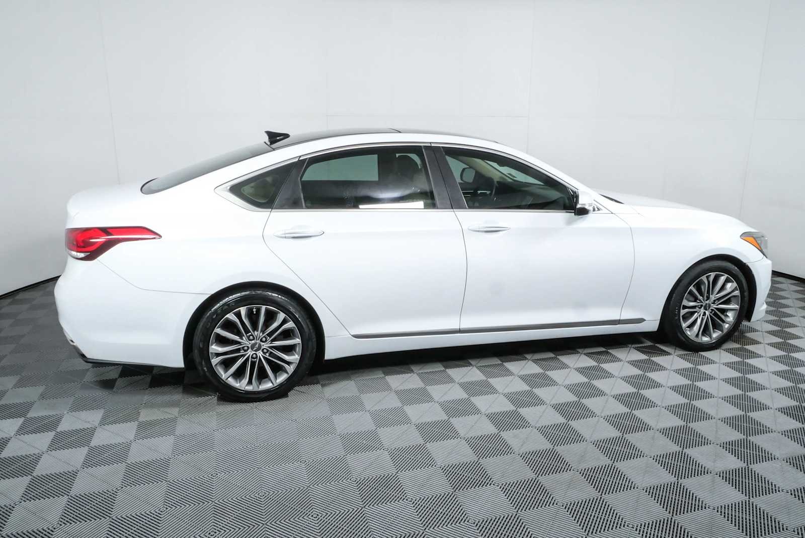 Used 2015 Casablanca White Hyundai 3.8L image 2