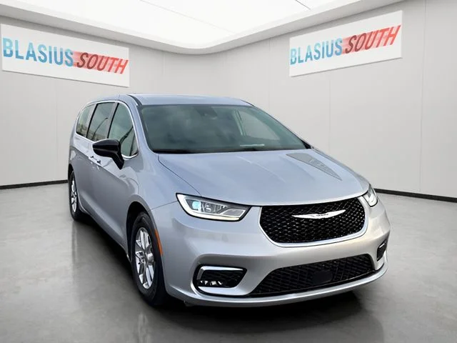 2024 Chrysler Pacifica Touring L's photo