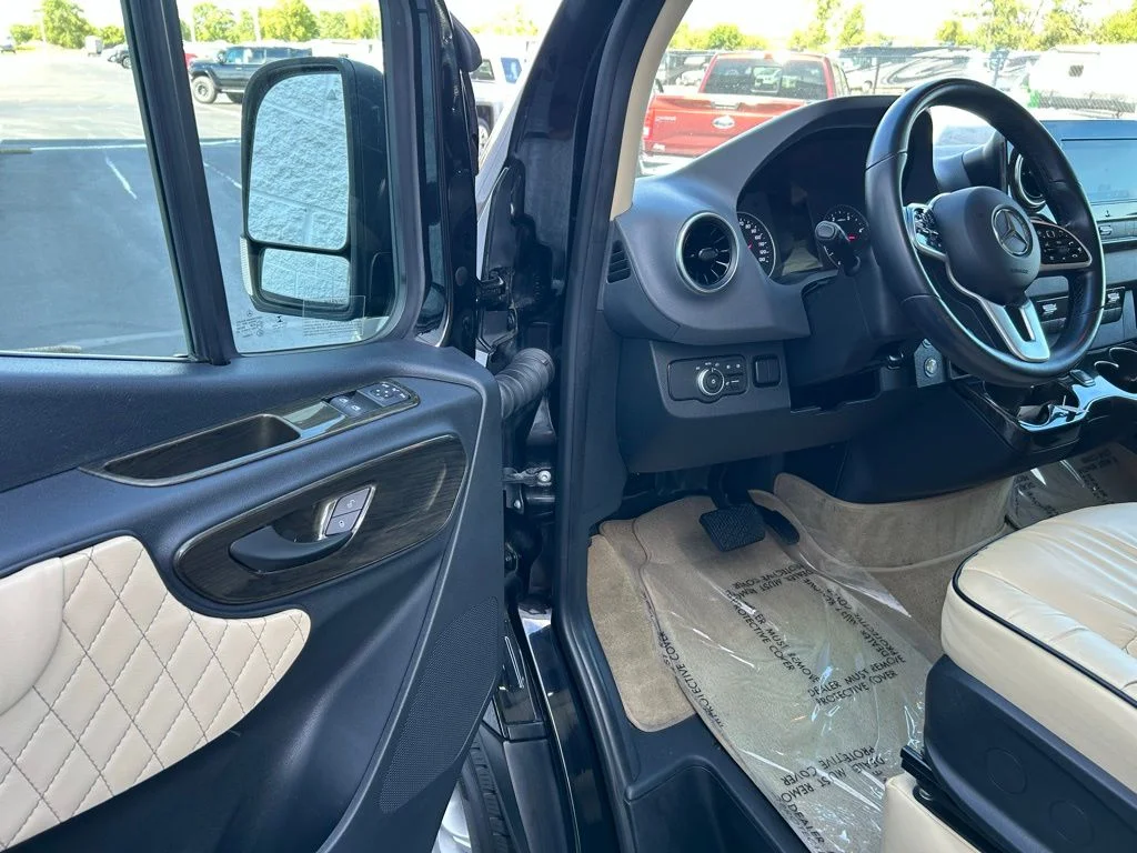 Used 2021 Black Mercedes-Benz Midwest Luxe Cruiser image 20