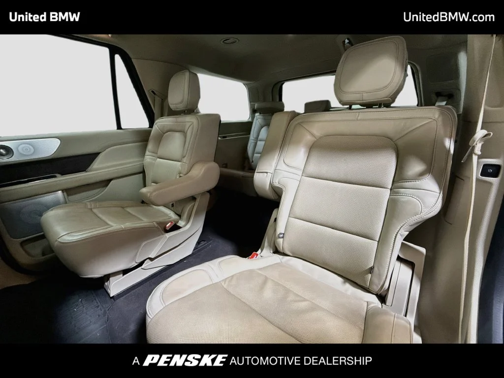 Used 2019 White Platinum Clearcoat Metallic Lincoln Reserve image 20