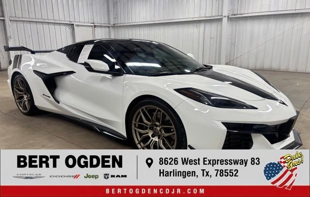 Used 2025 White Chevrolet Z06 image 1